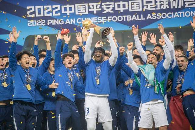 岳双腿间已经湿成一片视频