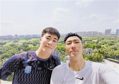 美女扒开胸罩给男生揉小说