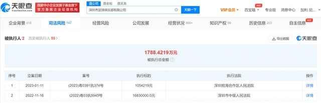 在客厅做瑜伽的小姨子