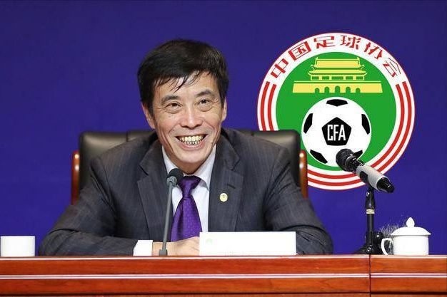 在她丈夫面前
