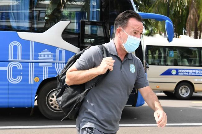 张开的腿之间